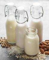 botellas con leche vegetal diferente. foto