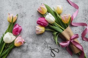 tulipanes de primavera sobre un fondo de hormigón