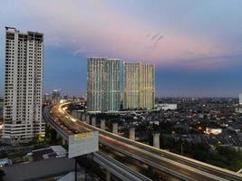 bekasi, indonesia 2021- vista aérea de la intersección de carreteras y edificios en la ciudad de bekasi foto