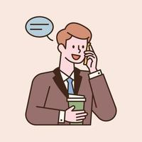 un hombre de negocios con traje está hablando por teléfono y sosteniendo un café en una mano. Ilustración de vector mínimo de estilo de diseño plano.