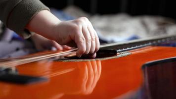 niña intenta romper las cuerdas de la guitarra foto