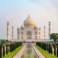 Vista frontal del Taj Mahal reflejada en la piscina de reflexión. foto