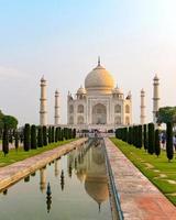 Vista frontal del Taj Mahal reflejada en la piscina de reflexión. foto