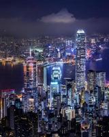 Horizonte de Hong Kong en la noche visto desde Victoria Peak, Hong Kong, China. foto