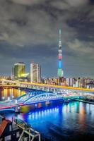 paisaje urbano de tokio por la noche, japón foto