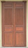 puerta de madera marrón foto