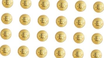 Grupo de monedas de oro de la criptomoneda bitcoin aislado sobre fondo blanco. foto