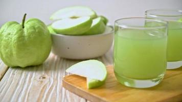 frisches Guavensaftglas mit frischen Guavenfrüchten video