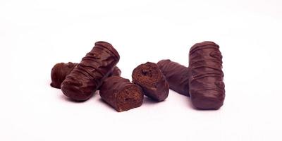 Caramelos de chocolate sobre un fondo blanco aislado foto