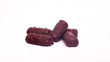 Caramelos de chocolate sobre un fondo blanco aislado