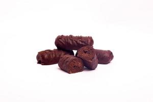 Caramelos de chocolate aislado sobre un fondo blanco. foto