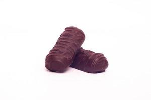 Caramelos de chocolate sobre un fondo blanco aislado