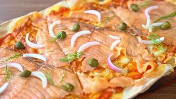 pizza de salmão defumado em tábua de madeira video