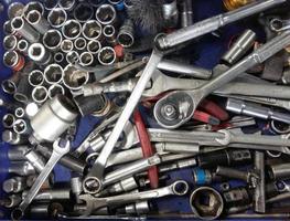 sucio conjunto de herramientas de mano desordenado en el garaje sobre un fondo vintage foto