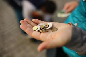 monedas en la mano, concepto de ahorro de dinero foto