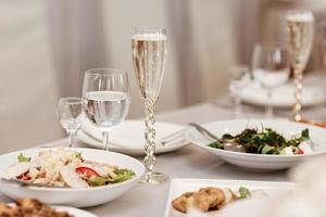 Sirviendo mesa de una variedad de deliciosa comida festiva y vino preparado para eventos, fiestas o bodas. enfoque selectivo foto