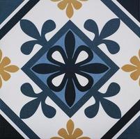 Close-up de antiguos azulejos portugueses con detalles de figuras geométricas foto