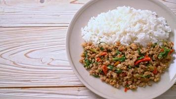 basilic thaï sauté avec porc haché et chili sur riz garni video