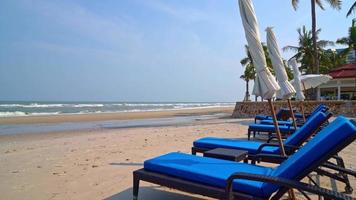 cadeira de praia vazia na praia com o mar video