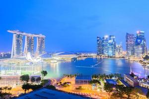 ciudad de singapur en la noche foto