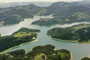 Vista del lago Zaovine desde la montaña Tara en Serbia foto