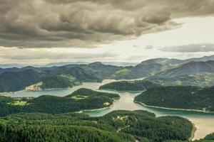 Vista del lago Zaovine desde la montaña Tara en Serbia foto