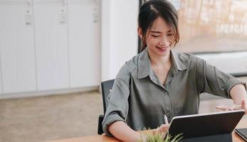 mujer de negocios, sentado, en, un, escritorio, con, un, tableta foto