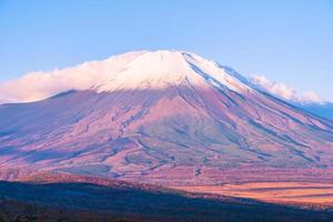 hermoso mt. fuji en el lago yamanaka, japón foto