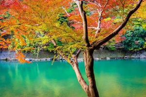 Río Arashiyama en Kioto, Japón foto