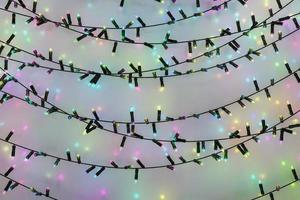 Fondo abstracto de luces de Navidad iluminadas en todos los colores, 3D rendering foto