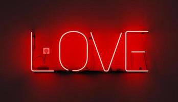 cartel de neón rojo con la palabra amor, ilustración 3d foto