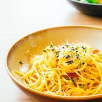 espaguetis y pasta con langostinos y salsa foto
