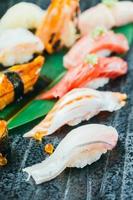 Salmón crudo y fresco, camarones, atún y otros sushi. foto
