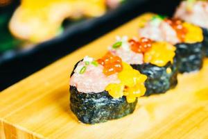 uni sushi con atún otoro y huevo de salmón encima foto