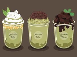 Juego de batidos de té verde decorar con brownies y salsa de chocolate, cara de frijol rojo japonés y deliciosa crema batida. vector