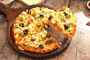 una deliciosa pizza vegetariana foto