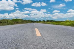 pequeña carretera rural con fondo de cielo azul foto