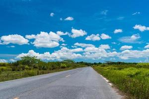 pequeña carretera rural con fondo de cielo azul foto