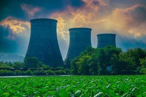 Planta de energía térmica junto a plantas de loto en un lago con un colorido cielo nublado en Artyom, Primorsky Krai, Rusia foto