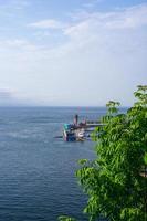 Seascape de barcos en un puerto deportivo con un nublado cielo azul en Vladivostok, Rusia foto