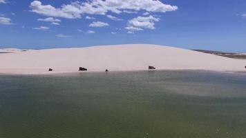 Autos laufen im Sand um den See video