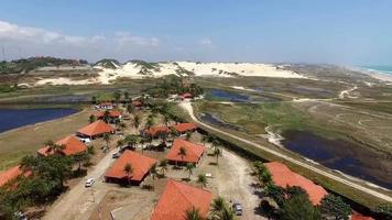 drone survolant des maisons video