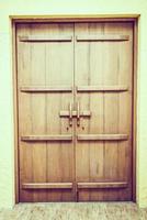 Puerta de madera antigua de estilo tailandés - filtro vintage foto