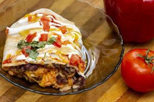 Primer plano de un jugoso burrito de una comida mexicana foto