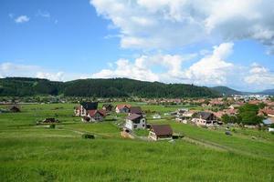 pequeña ciudad de zarnesti en el condado de brasov foto