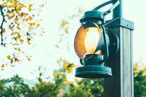 Linterna antigua con vista exterior en temporada de otoño foto