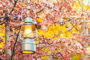 Linterna antigua con vista exterior en temporada de otoño foto