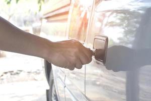 hombre abriendo su auto foto