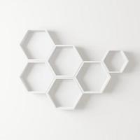 Estante hexagonal de madera con espacio de copia para maqueta sobre fondo aislado foto