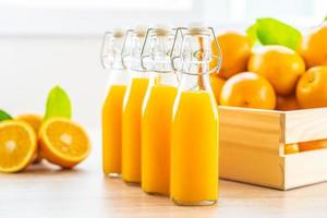 jugo de naranja fresco para beber en botella de vidrio foto